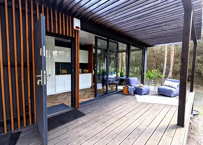 Przeszklony Tiny House W Lesie