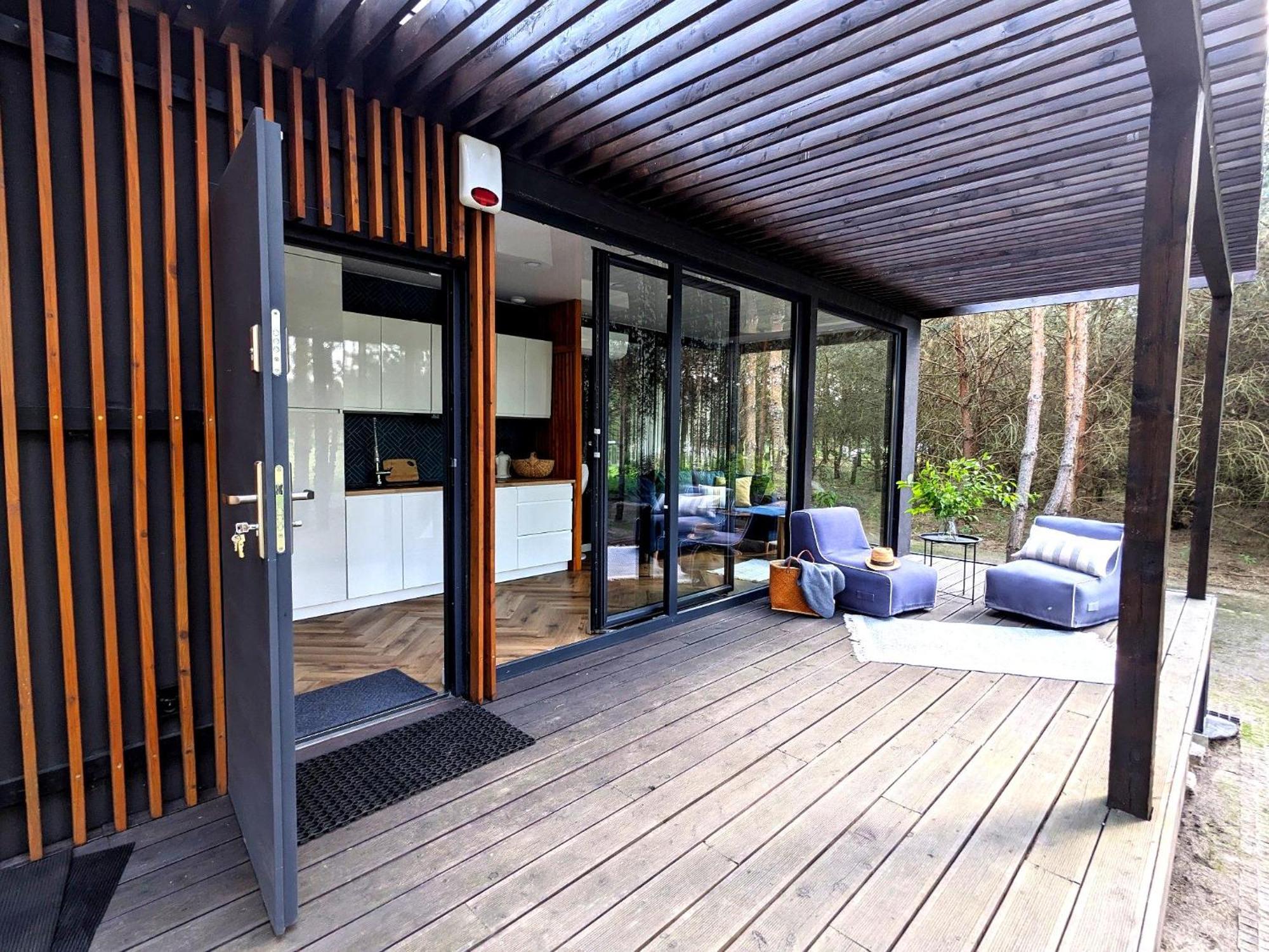 Przeszklony Tiny House W Lesie Tomczyn