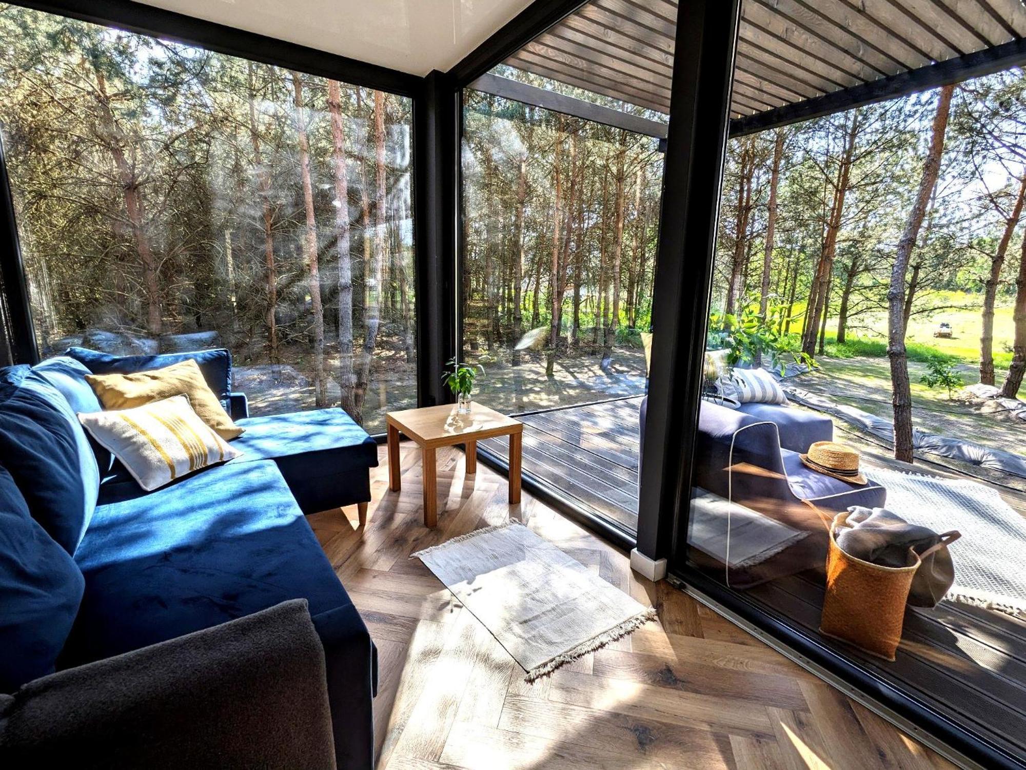 Przeszklony Tiny House W Lesie *